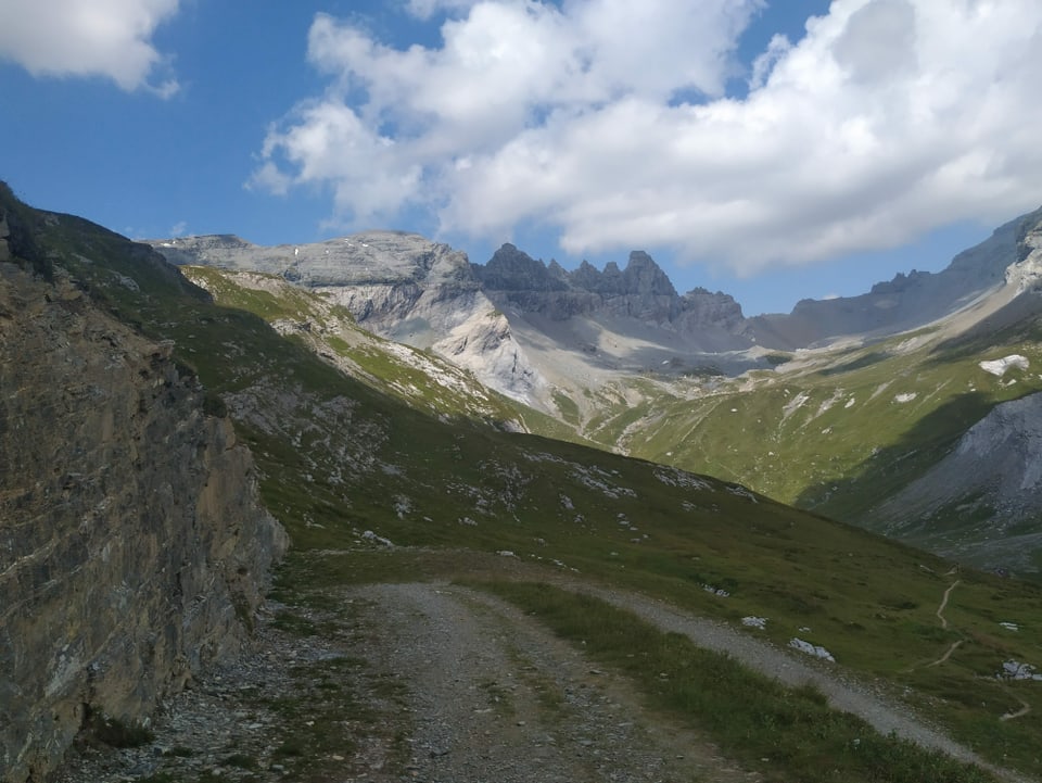 Bergpanorama mit Blick auf Tschingelhörner, Martinsloch und die Glarner Hauptüberschiebung.
