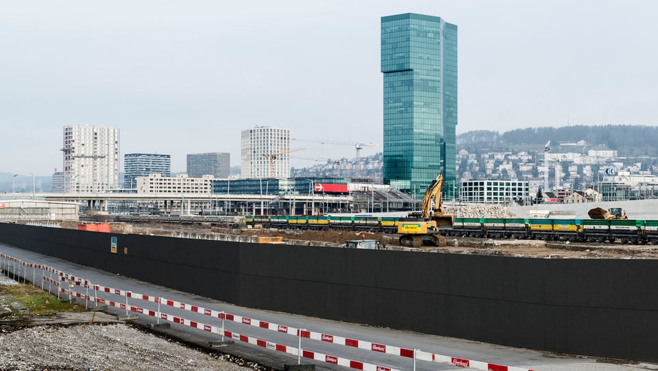 Baustelle im Vordergrund, Prime Tower im Hintergrund.