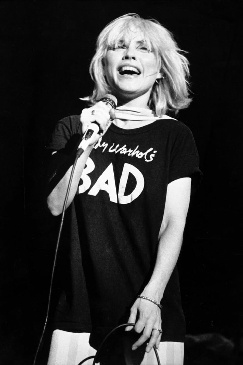 Schwarzweiss-Bild von Debbie Harry auf der Bühne