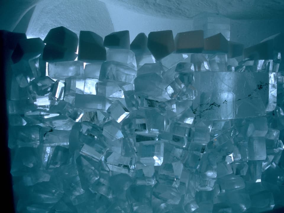 Ein Haufen Eiswürfel in der Eisbar eines Eishotels.