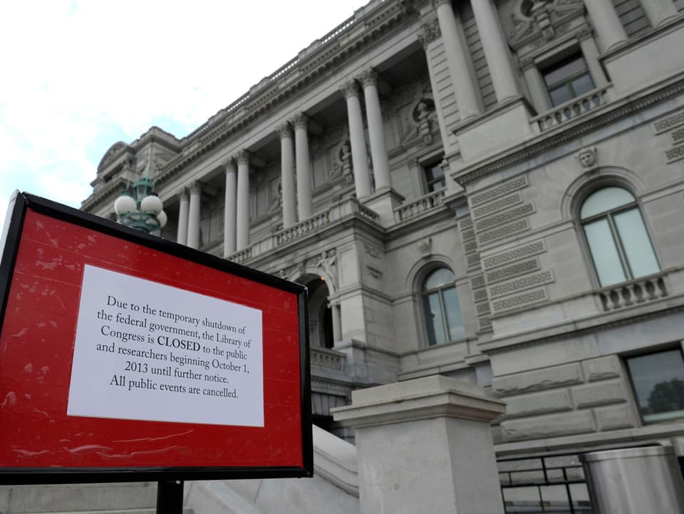 Eine rote Tafel vor der Library of Congress in Washington.