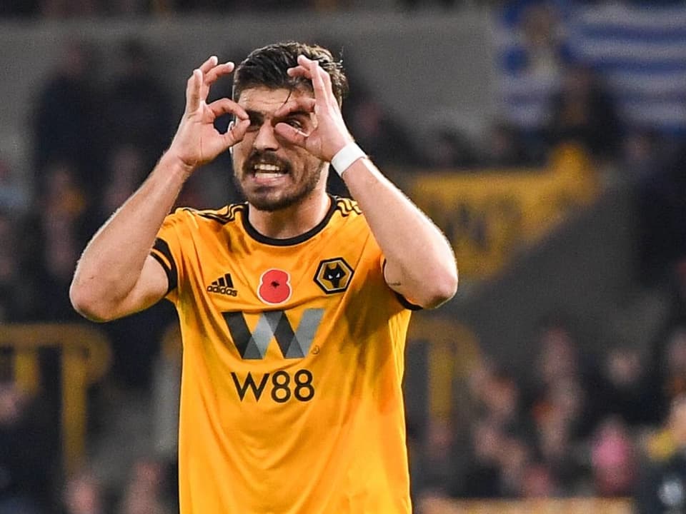 Ein Wolverhampton-Spieler formt mit seinen Händen eine Brille.