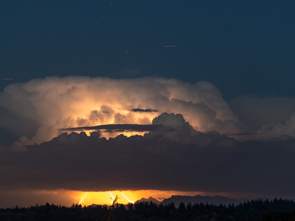 Riesiger Cumulonimbus mit Blitzen über dem Mittelland.