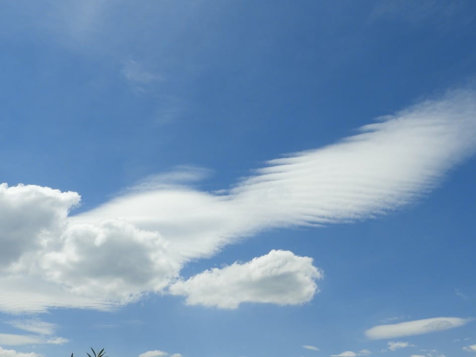 Linsenförmige Wolke am blauen Himmel