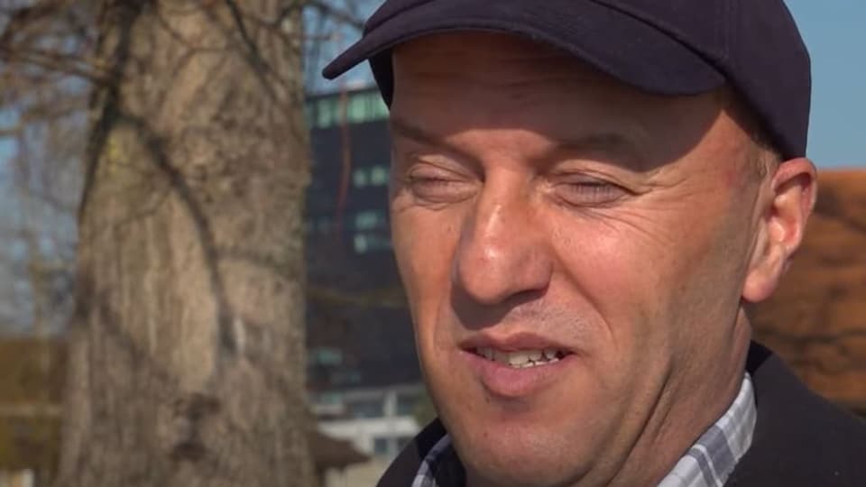 Erduan Muni blinzelt in die Sonne