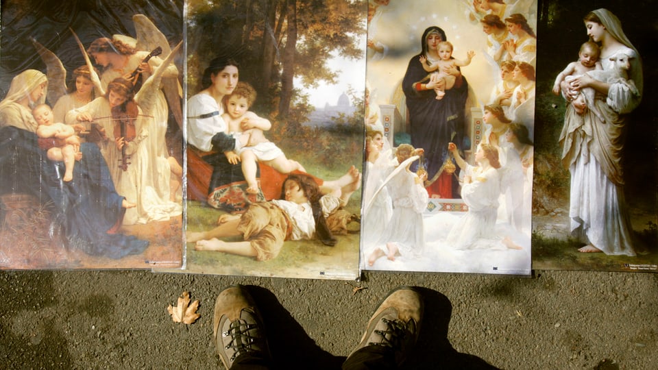 Bilder, darunter auch von Maria mit Jesus, am Boden