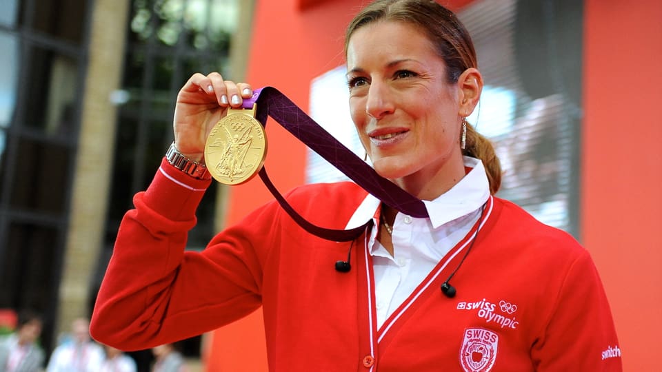 Nicola Spirig präsentiert ihre olympische Goldmedaille.