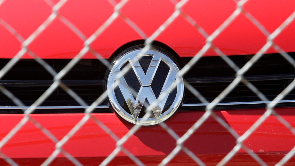 VW-Auto hinter Zaun