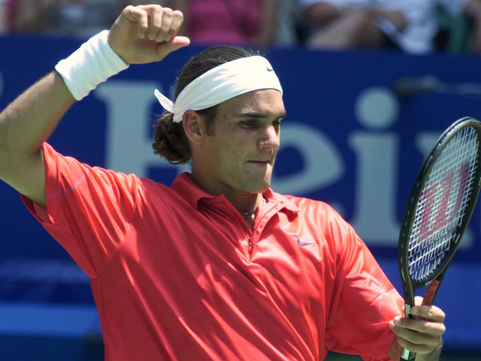 Federer schlägt mit der Faust in Richtung seines Rackets.