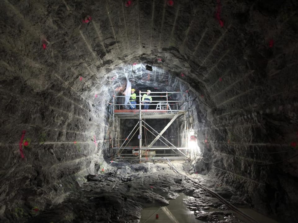 Baugerüst steht in der Tunnelanlage.