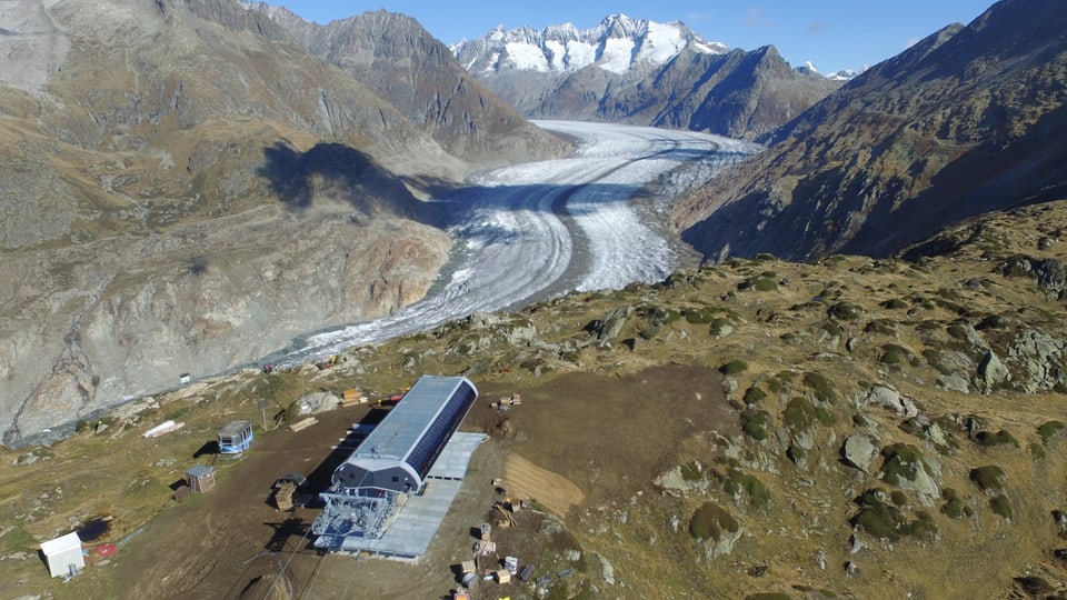 Luftaufnahme vom Aletschgletscher mit Bergstation