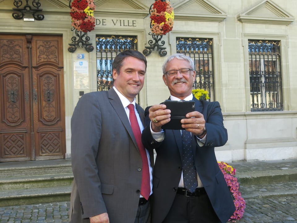 Christian Levrat (links) und Beat Vonlanthen machen ein Selfie.