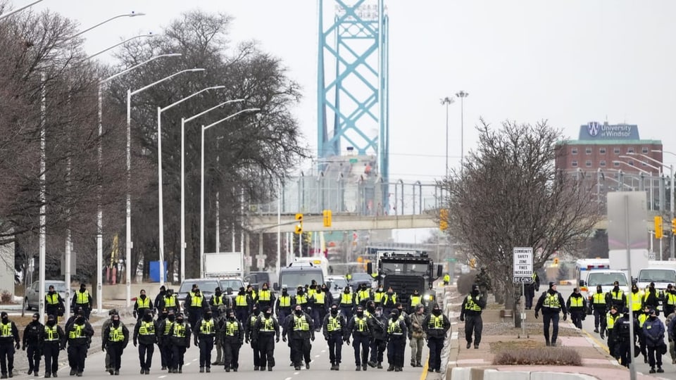 Polizisten in gelben Gilets.