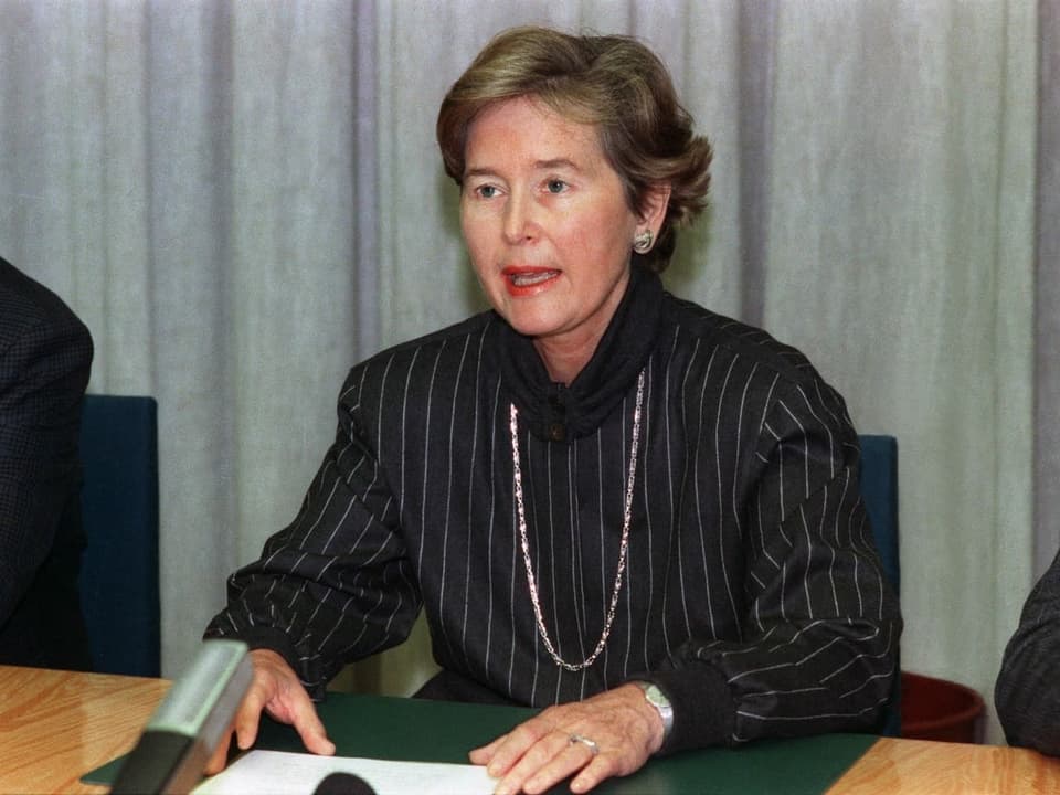 Die ganz in schwarz gekleidete Bundesrätin Elisabeth Kopp gibt ihren Rücktritt bekannt.