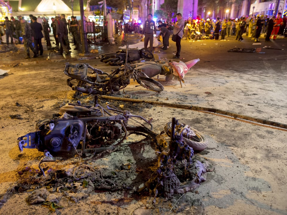Zerstörte Motorräder am Anschlagsort in Bangkok 