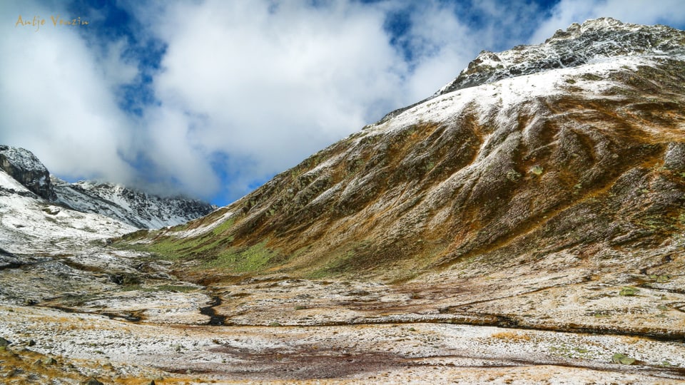 Blick auf eine Gebirgslangschaft mit Schnee.