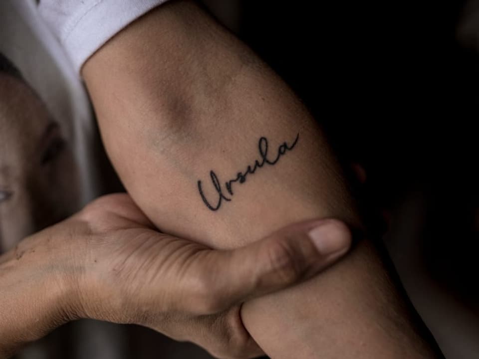 Tattoo auf dem Arm der Mutter.