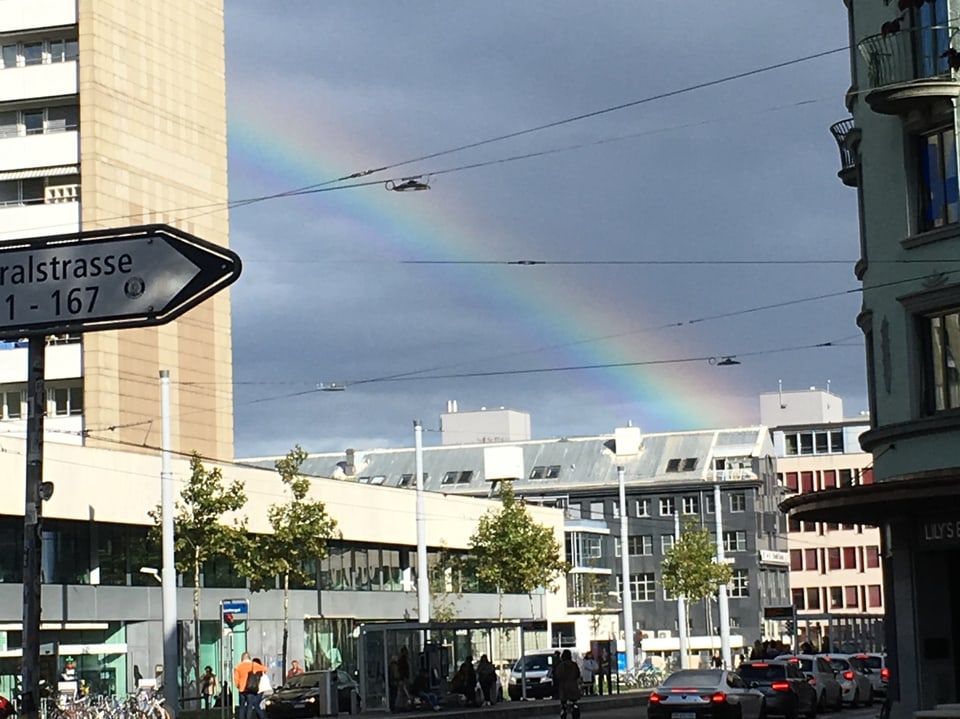 Ein Regenbogen in der Stadt.