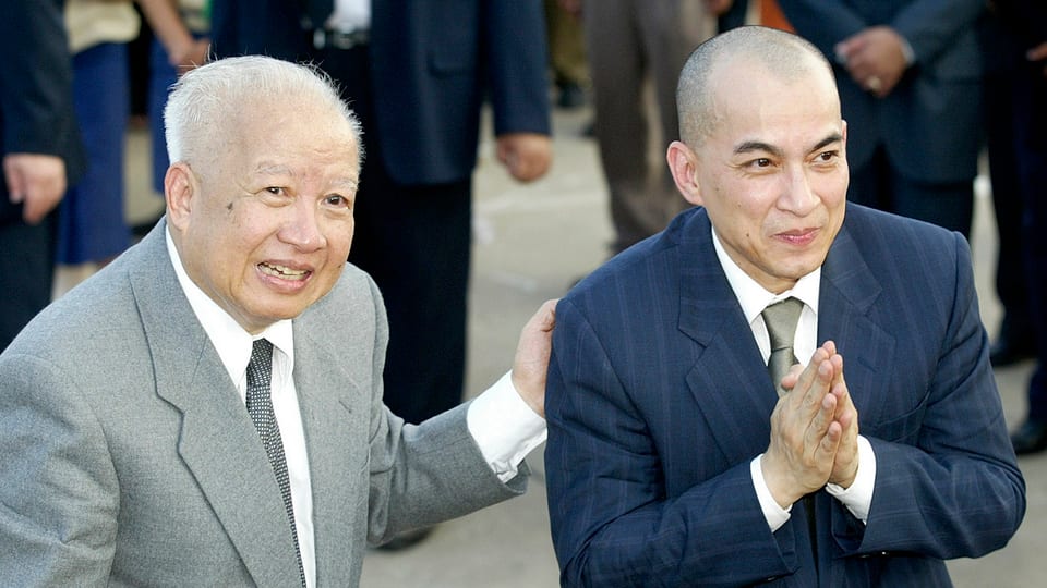 Kambodschas Ex-König Norodom Sihanouk (links) und sein Nachfolger König Norodom Sihamoni im Jahr 2004.