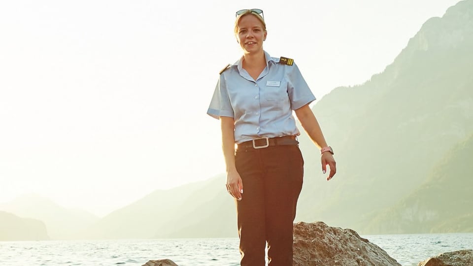 Kapitänin Sarina Scherrer steht am Ufer des Walensees