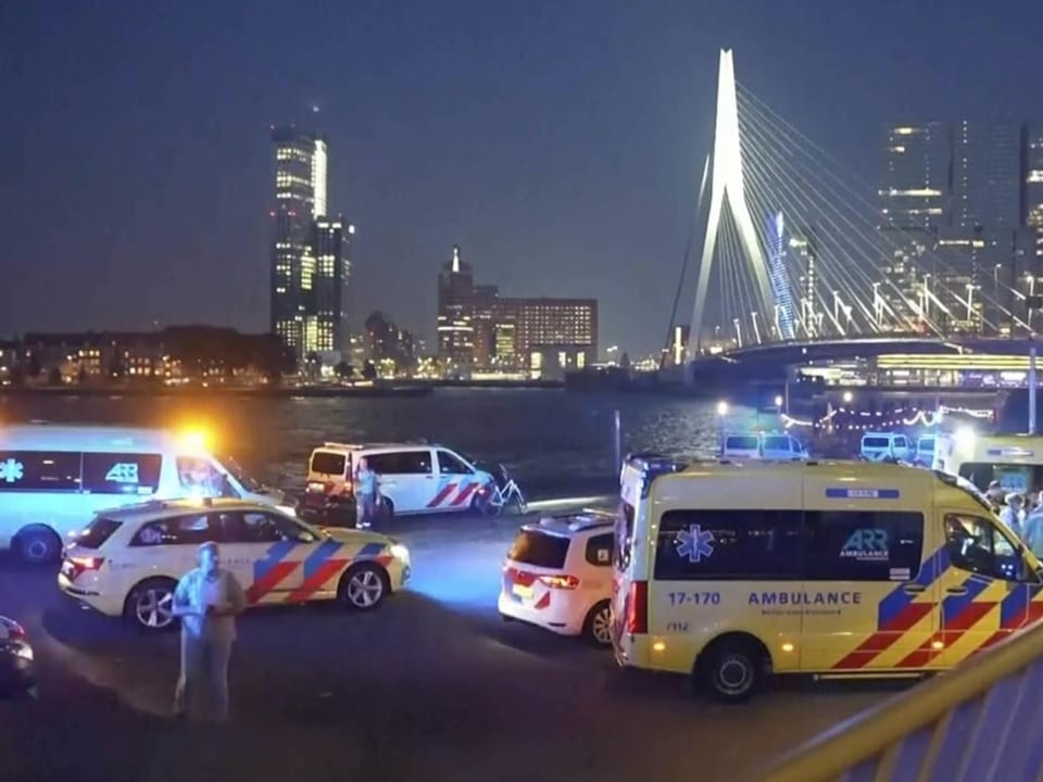 Ambulâncias e carros da polícia à noite em frente à Ponte Erasmus, em Rotterdam.