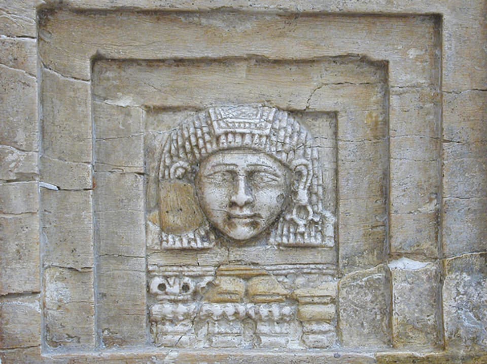 Elfenbeinplakette einer Frau am Fenster aus der Eisenzeit. 