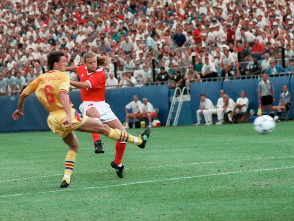 Alain Sutter trifft beim 4:1 gegen Rumänien an der WM 1994 in den USA zum 1:0