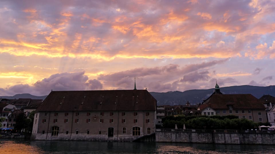 Grosses, altes Haus. Roter Himmel.