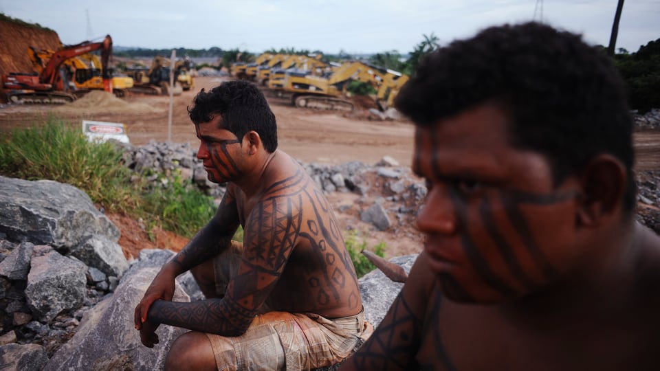 Zwei Indios aus dem Amazonas besetzen eine Baustelle.