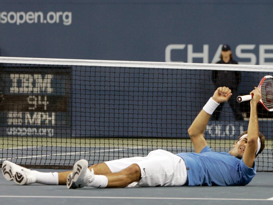 Federer jubelt am Boden liegend