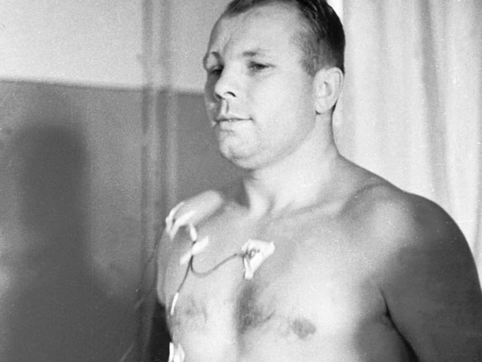 Gagarin an einem Medizintest 1959.