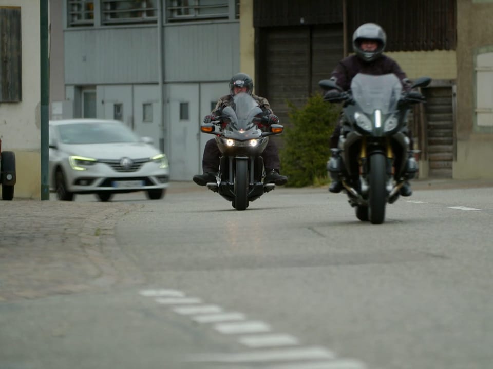 Motorräder auf einer Strasse.