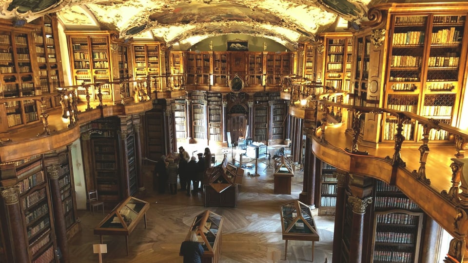 Reportage von den Reinigungs- und Restaurierungsarbeiten in der Stiftsbibliothek