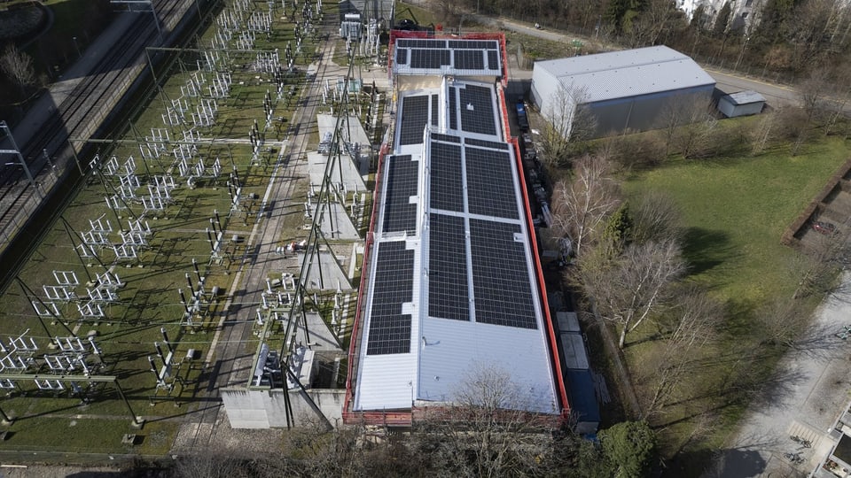 Eine Photovoltaik-Anlage auf einem Dach des EWZ Unterwerk Binz, in Zürich.