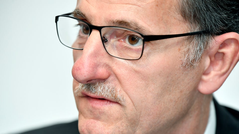 Mario Fehr blickt mit Schnauz und Brille links an der Kamera vorbei.