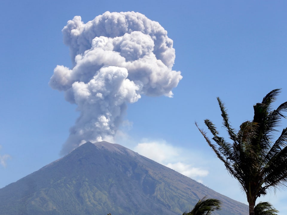 Über dem Vulkan Angung auf Bali thront eine weisse Aschewolke.