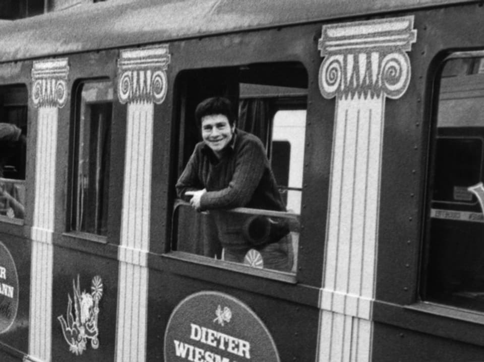 Dieter Wiesmann schaut aus einem Zugwagen heraus