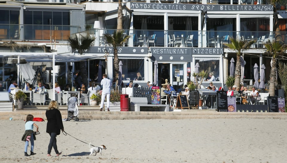 Zu sehen ein Strand und Hotel auf Mallorca.