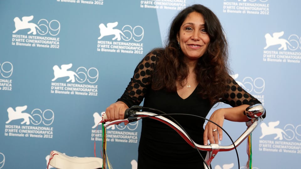 Haifa Al-Mansour posiert mit Fahrrad