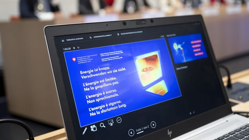Bildschirm mit Energieempfehlungen fotografiert an einer Medienkonferenz des Bundesrates zum Thema Energie