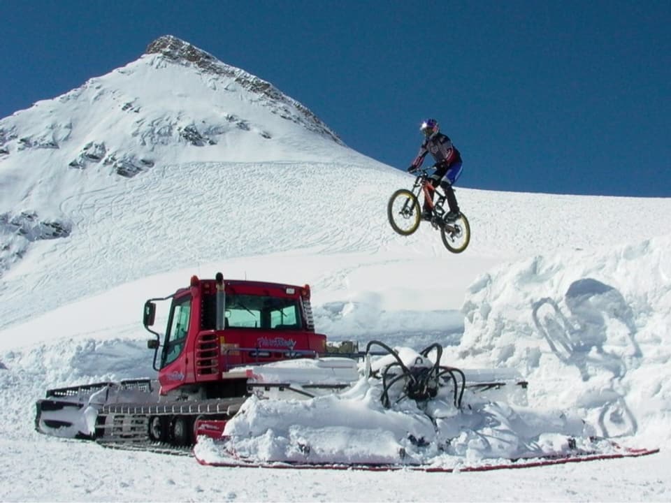 Sprung auf Mountainbike im Schnee.
