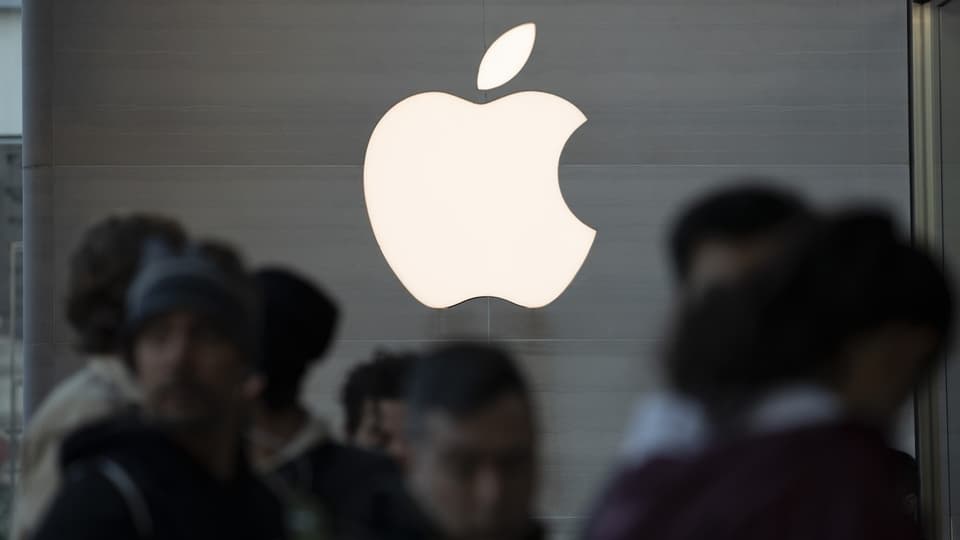 Apple-Logo mit Schatten von Menschen zu sehen.