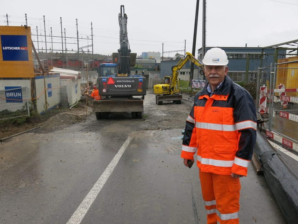 Gesamtprojektleiter Hans Ruedi Ramseie vor zwei Bagger auf der Reusseggstrasse.