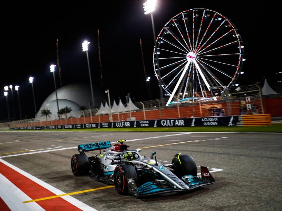 Spektakel vor dem Riesenrad Lewis Hamilton beimSaisonauftakt in Bahrain.