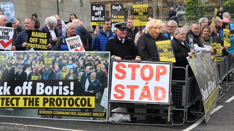 Demonstrierende in Hillsborough Castle fordern Premierminister Johnson auf, das Nordirland-Protokoll zu verändern.