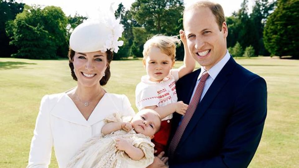 Herzogin Catherine, Prinzessin Charlotte, Prinz Gerog und Prinz William posieren für ein Foto.