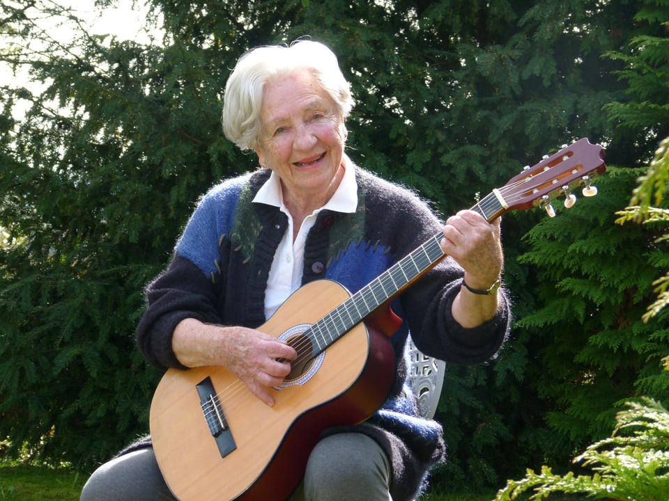 Ilse Schläpfer spielt im Freien Gitarre.