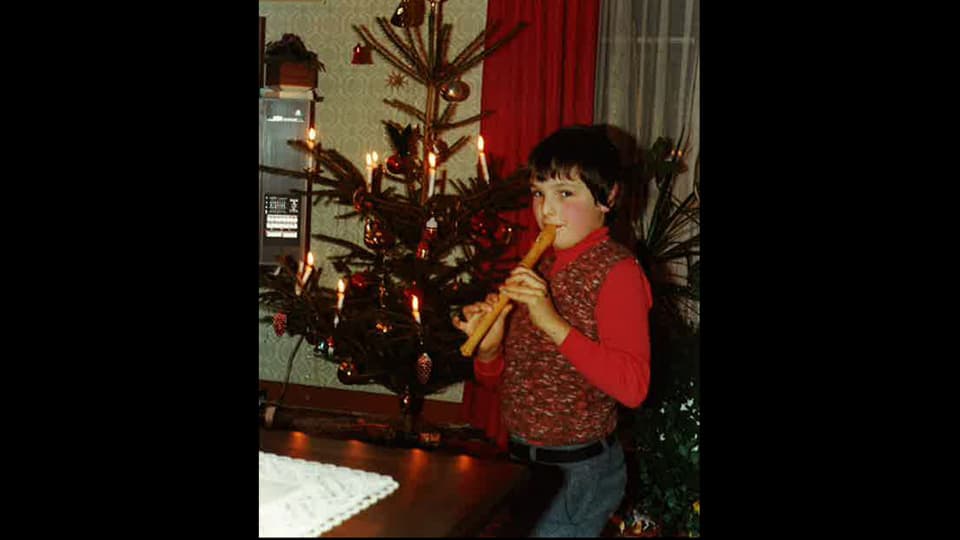 Dani Fohrler mit Blockflöte vor dem Weihnachtsbaum.