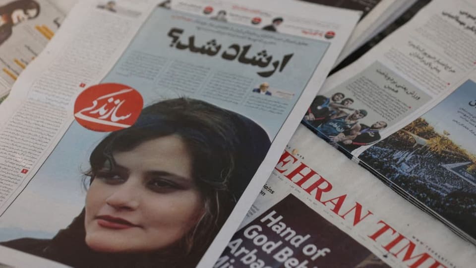 Mahsa Aminis Gesicht auf einer iranischen Zeitung.