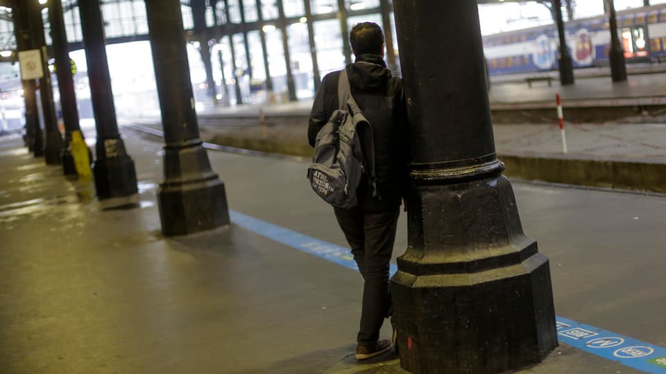 Mann allein auf Bahnsteig